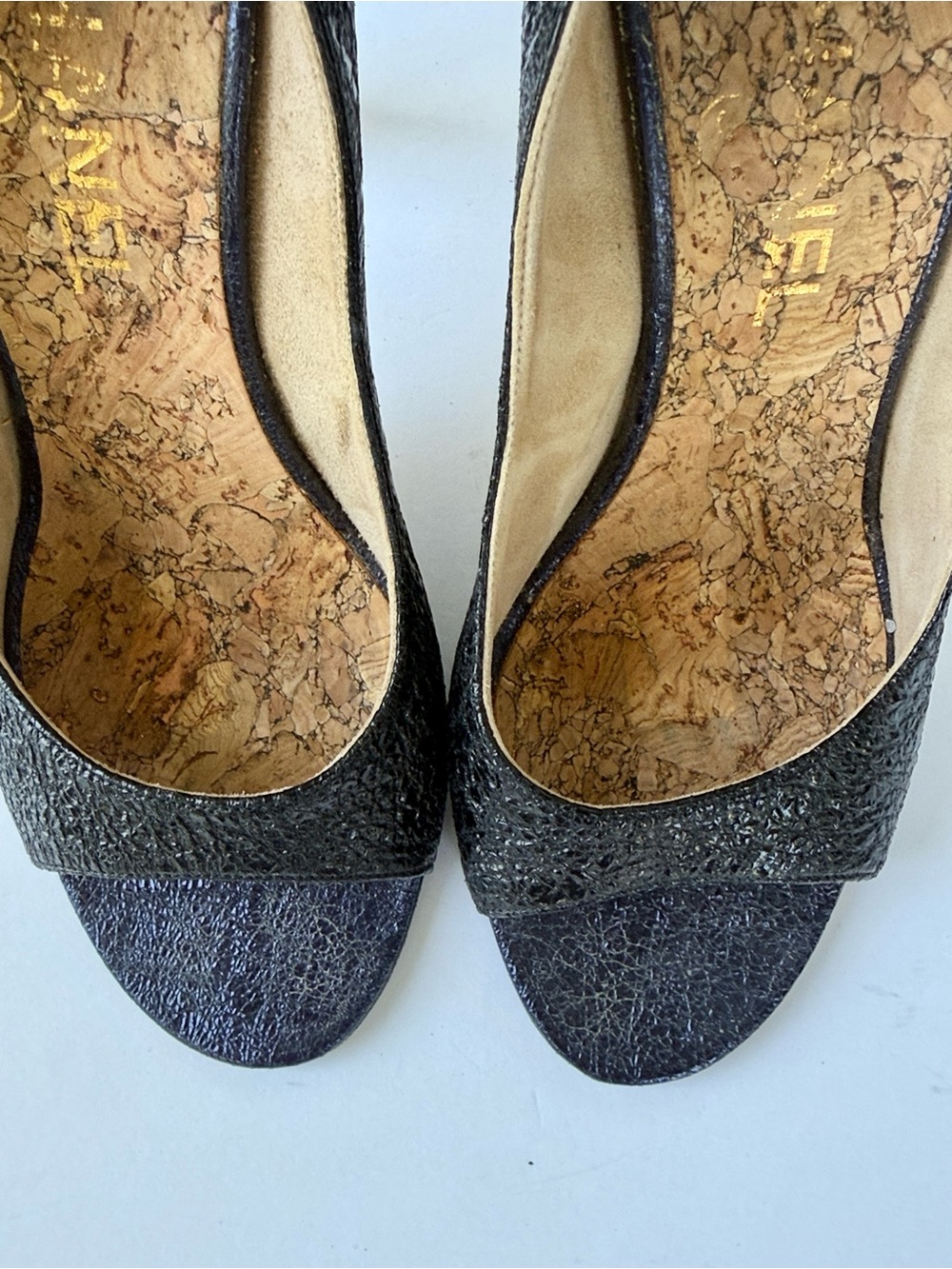 CHANEL Metallic Navy & Black Textured Peep-Toe Pumps Interlocking Gold CC Size 8 - Picture 12 of 14